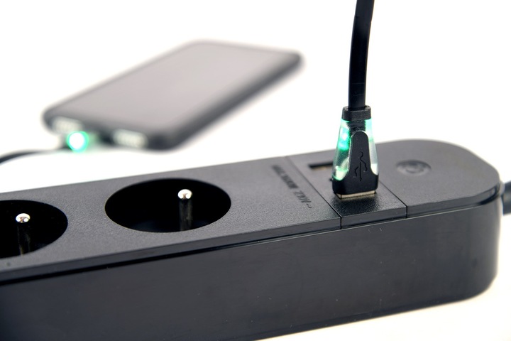 Produktbild Gembird Smart Steckdosenleiste mit USB-Ladegerät 4 französische Steckdosen schwarz (4 x, CEE 7/3, 1.50 m)