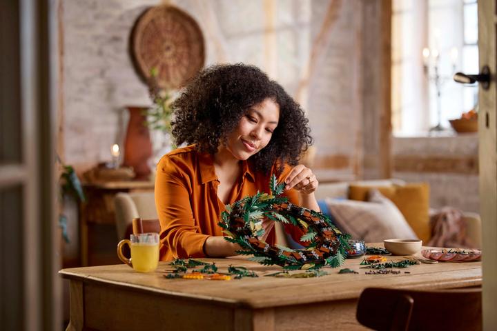 Actual product image LEGO Christmas wreath (10340, LEGO Icons)