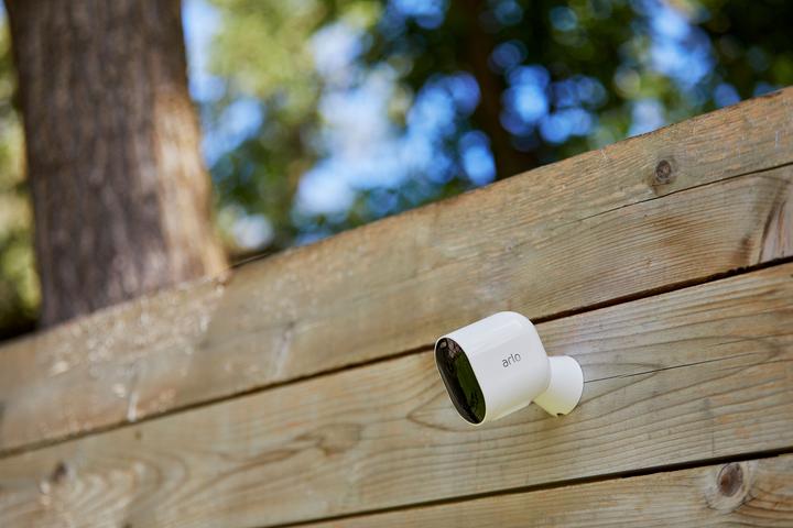 Produktbild Arlo Pro 4 Spotlight Kamera, 1er Set weiss (2688 x 1520 Pixel)