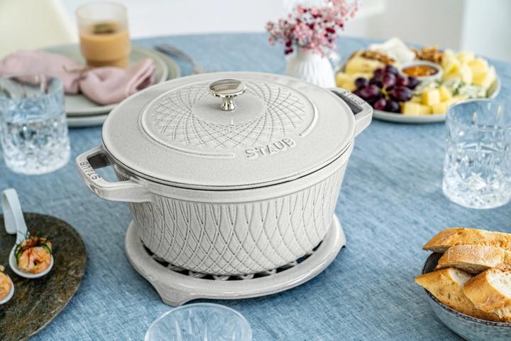 Productafbeelding Staub Twisted Cocotte 20 cm, rond, White Truffle, gietijzer 2,29 (20 cm, Braadpan + kasserol, Gietijzer)