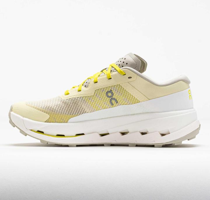 Weiss mit gelben Akzenten