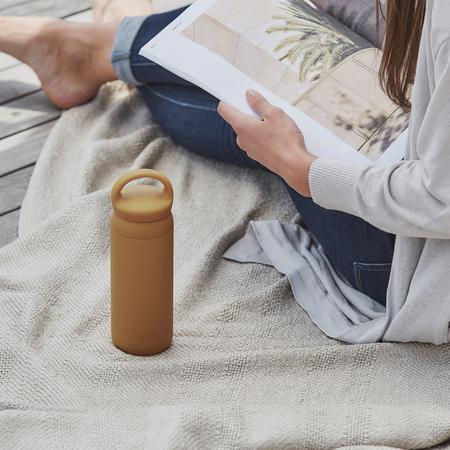 Actual product image KINTO - Isolierflasche Day Off Tumbler gelb (0.50 l)