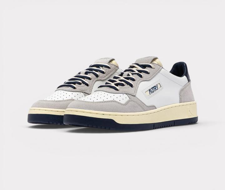 Actual product image Autry Medalist Low (40)