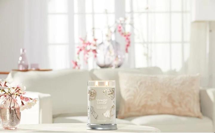 Actual product image Yankee Candle Warm Cashmere Signature Large Tumbler Scented Candle (567 g)