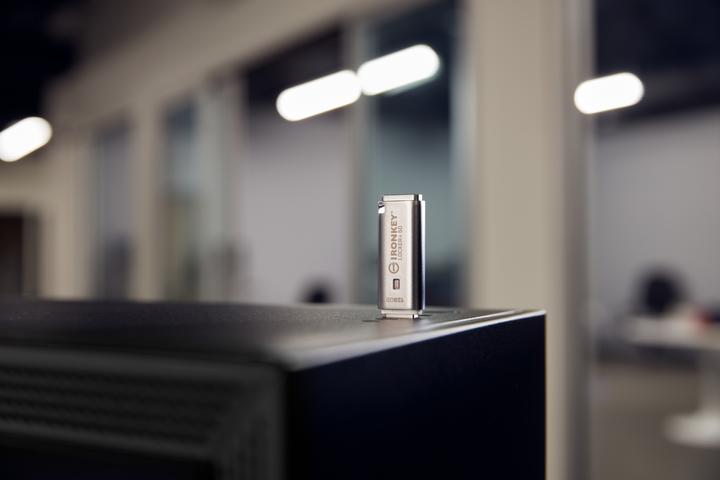 Produktbild Kingston IronKey Locker+ 50 (16 GB, USB-A, USB 3.2)