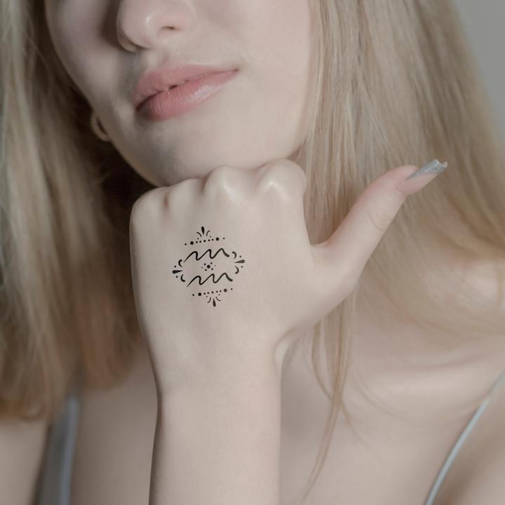 Immagine prodotto minink Temporäres Tattoo: Sternzeichen Wassermann in kalligrafischer Schrift