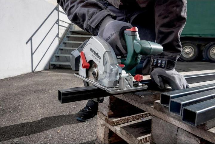 Immagine prodotto Metabo Set di seghe circolari manuali per metallo a batteria 18V MKS 18 LTX 58 + guida FS 160 | senza