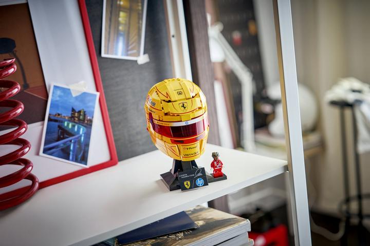 Actual product image LEGO Scuderia Ferrari HP Lewis Hamilton Helmet (LEGO Editions)