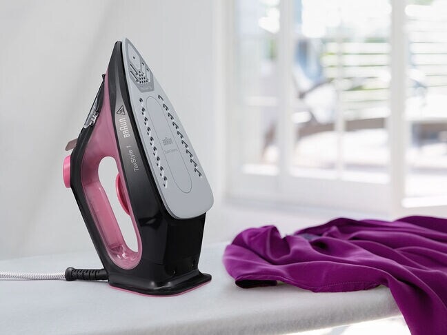 Produktbild Braun TexStyle 1 Trocken- & Dampfbügeleisen Keramik-Bügelsohle, Violett (2000 W, 130 g/min)