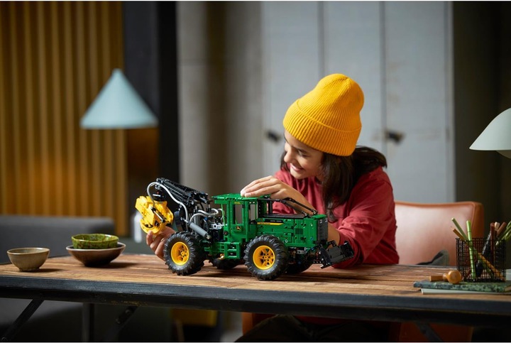 Actual product image LEGO John Deere 948L-II Skidder (42157, LEGO Technic)