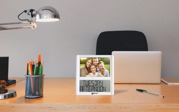 Actual product image Geemarc Radio table clock