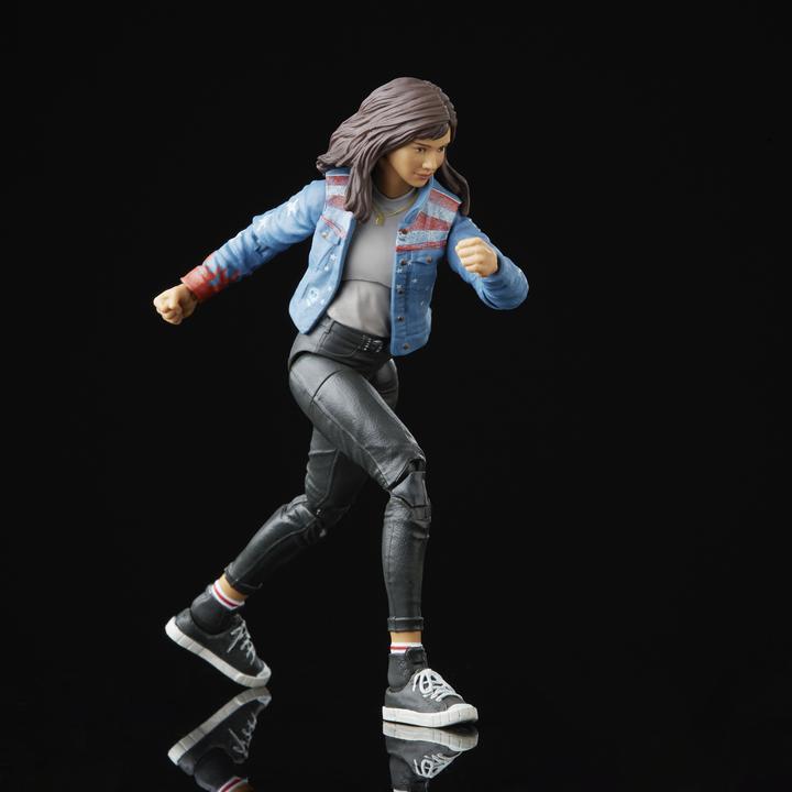 Produktbild Hasbro Legends Series America Chavez Action Sammelfigur (15 cm), 2 Accessoires und 1 Build-A-Figure