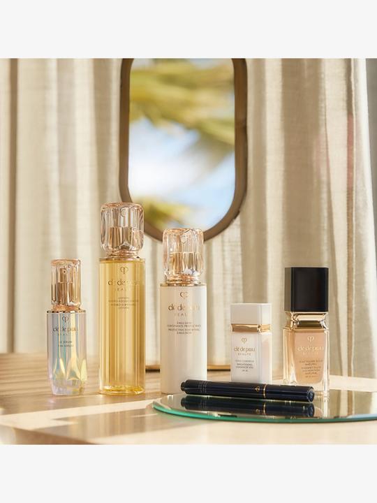 Actual product image Clé De Peau Radiant Fluid Foundation Natural BF00 (BF00 - Very Light Buff)