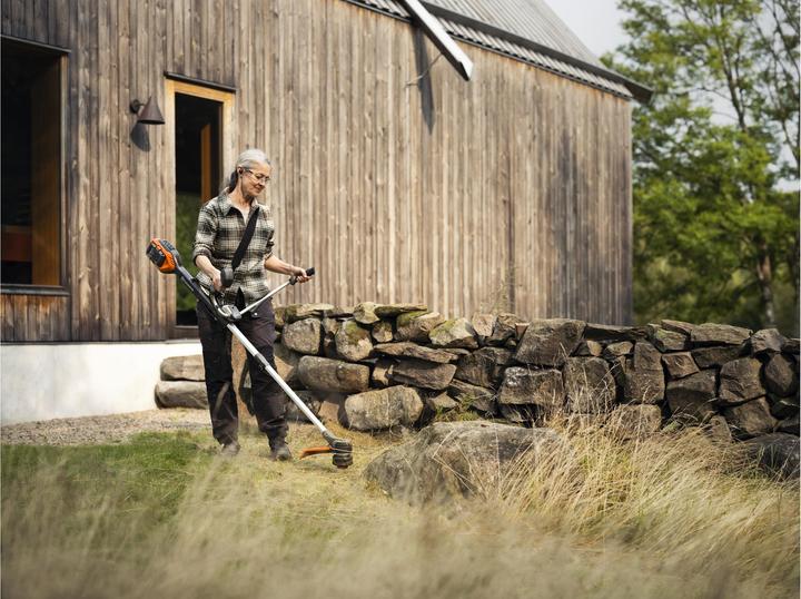 Actual product image Husqvarna 220iR Battery Grass Trimmer (Plastic knives, Trim line)