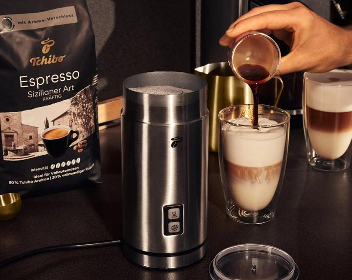 Produktbild Tchibo elektrischer Milchaufschäumer, warmer und kalter Milchschaum, Edelstahl (13 cl)