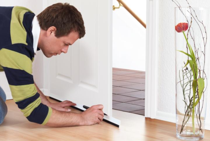 Produktbild tesa tesamoll Türdichtschiene für Teppich, selbstklebend