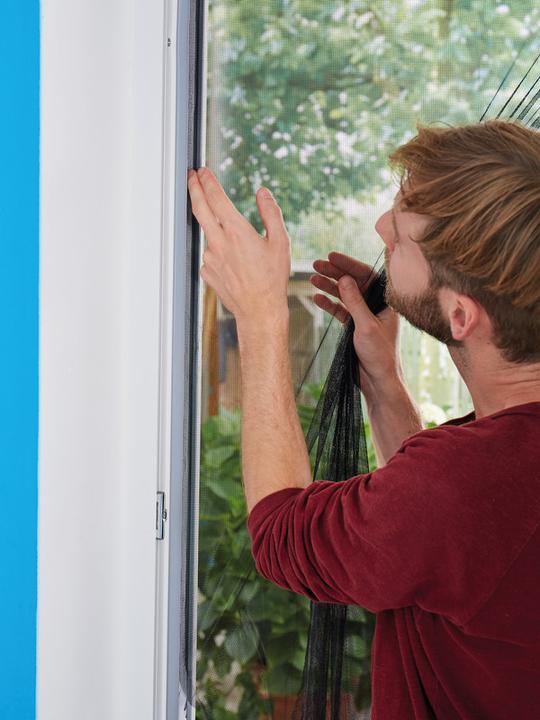 Produktbild tesa Insektenschutz COMFORT für Fenster, mit Klettband, selbstklebend, ohne Bohren (130 x 130 cm)