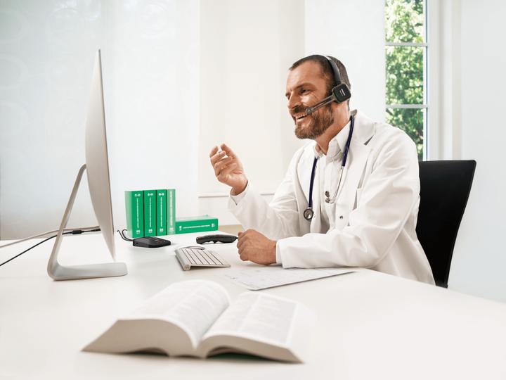 Produktbild Philips SpeechOne Diktier-Headset (drahtlos) mit Fernbedienung (PSM6500)