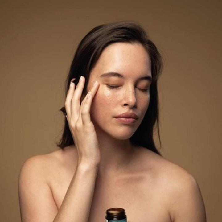 Immagine prodotto Antipodes Anoint H O De-Puffing Eye Gel Gel idratante per gli occhi gonfi Occhiaie e Borse al Caffè Cucchiaio (Gel per la cura degli occhi, 30 ml, Giorno + Notte)