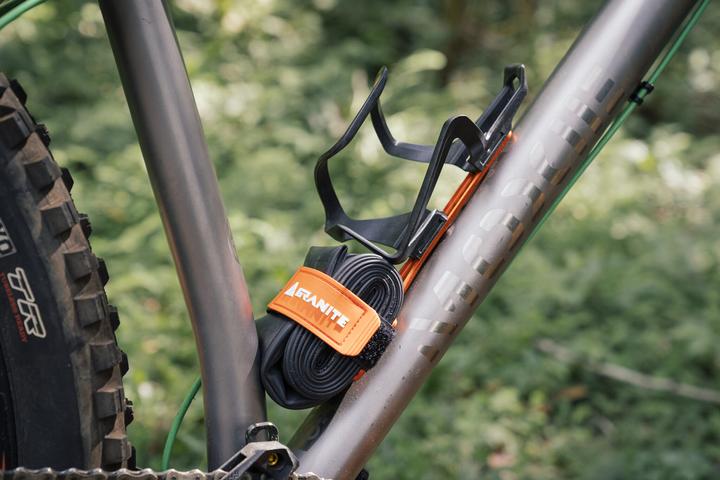Image du produit Granite Portaledge XE, Plate-forme pour sac à vélo, Placé sous le bidon, Monté sur l'oeillet du