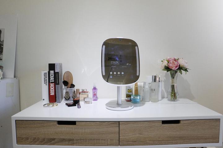 Actual product image Himirror Mini Premium Smart Beauty mirror