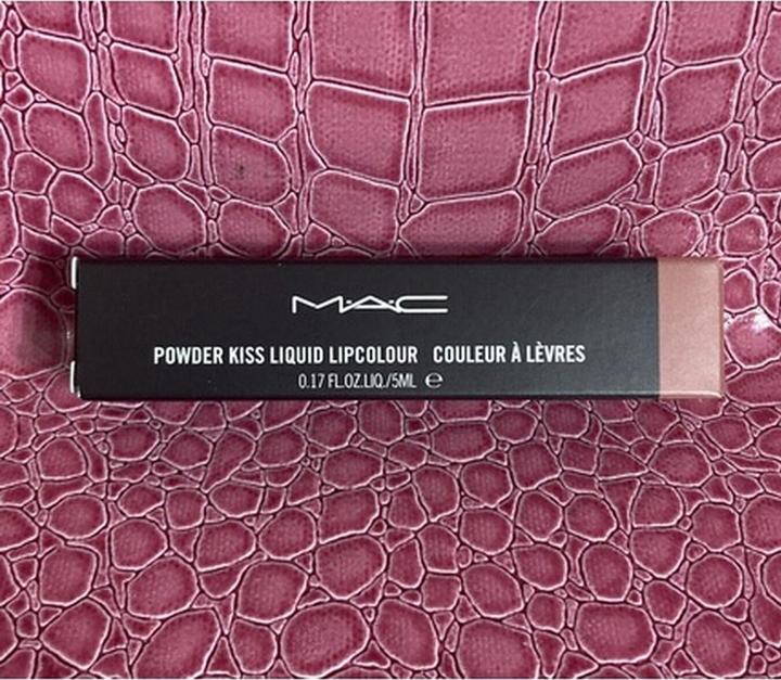 Produktbild MAC Cosmetics Powder Kiss Liquid Lipcolour (996 Date-Maker)