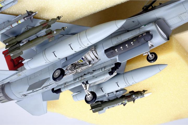 Actual product image Tamiya Lockheed Martin F-16C Block