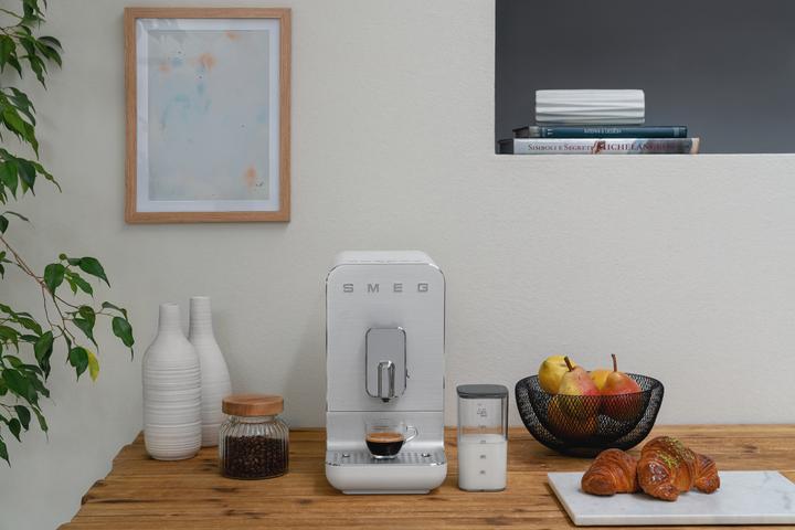 Productafbeelding Smeg BCC13WHMEU Espressomachine met melkfunctie mat wit met roestvrij staal