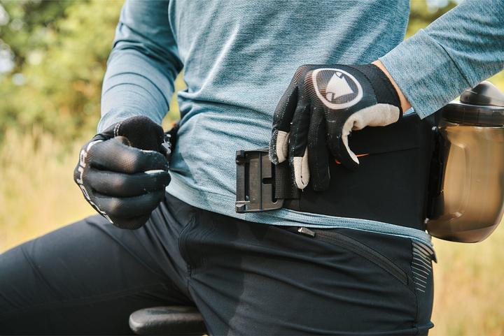 Produktbild Fidlock Hip Belt Double vyölaukku ja Twist Bottle 450 -juomapullo