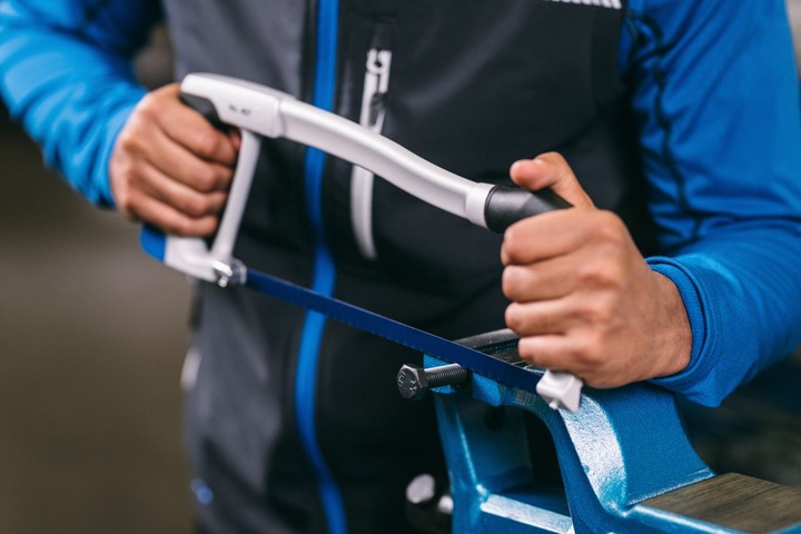 Actual product image Gedore Hacksaw, bi-metal saw blade No. 407 A, lightweight die-cast aluminium, silver/black/blue