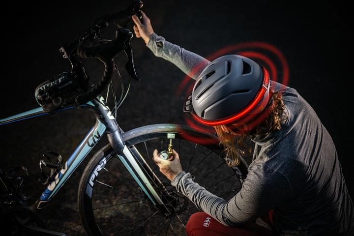 Actual product image Coast LHS500R Wiederaufladbare Helmleuchte mit 360-Grad-Sicherheitslicht (447 lm)