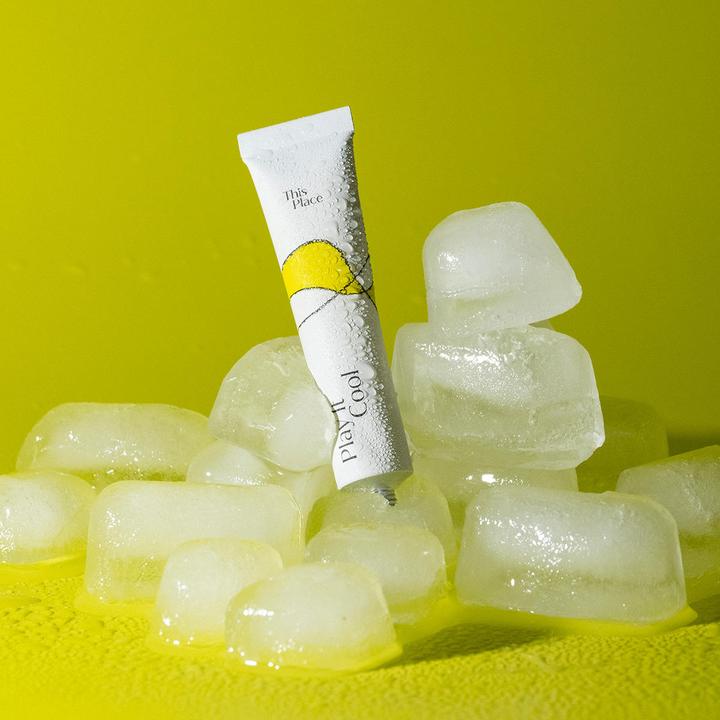 Produktbild This Place Play It Cool Depuffing Eye Gel (Augenpflege Gel, 10 ml, Tag + Nacht)