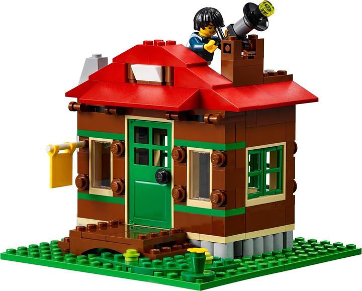 Actual product image LEGO Lakeside Lodge (31048, LEGO Creator Expert)