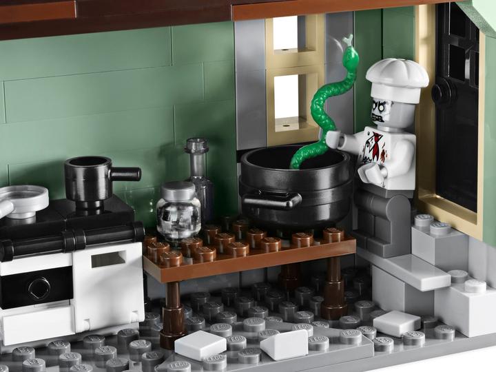 Actual product image LEGO Monster Fighters Haunted House (10228)