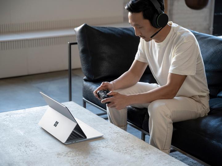 Actual product image Microsoft Surface Laptop Studio (14.40", Intel Core i5-11300H, 16 GB, 256 GB, DE)