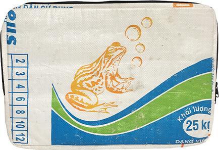 Bekos Upcycling - Laptoptasche 17" aus recycelten Futtersäcke Frosch (17")