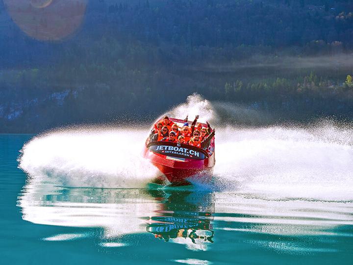 Immagine prodotto Smartbox Emozioni all'aperto a Interlaken: tour panoramico in jet boat per 2 adulti (2 pers.)