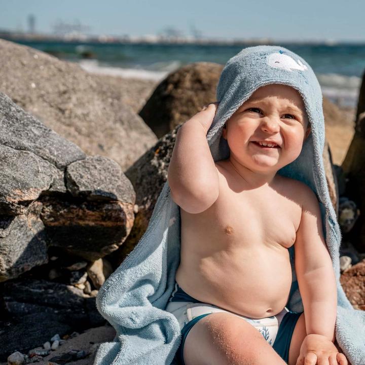 Actual product image Filibabba Broderet badehåndklaede m. haette GOTS – Christian's Whale Tales (140 x 85 cm)