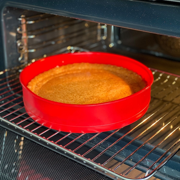Produktbild Intirilife 4-teiliges Set runde Silikon Kuchenbackformen in Rot - 10 cm, 16.3 cm, 19.8 cm, 25 cm (25 cm)