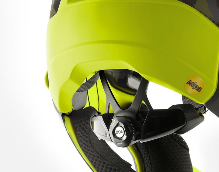 Actual product image MET Parachute MCR MIPS (56 - 58 cm)