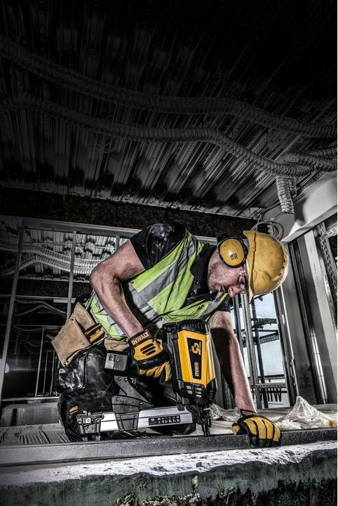 Actual product image DeWalt C5-Trak-It gas nailer, long magazine