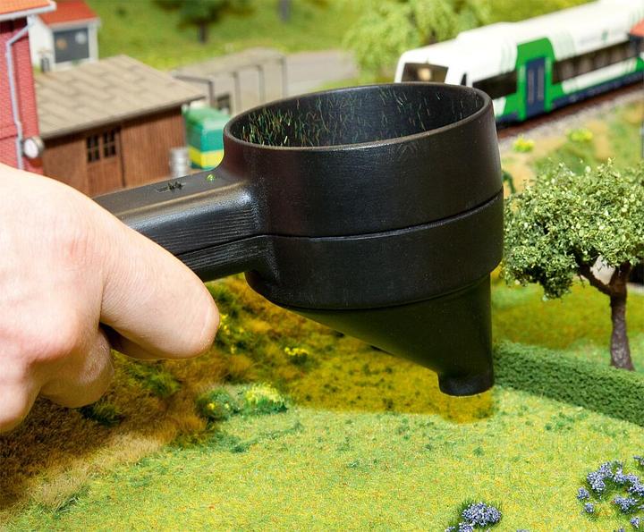 Image du produit Faller Les fibres herbeuses sont chargées électrostatiquement avec cet appareil. Une pose verticale des fib