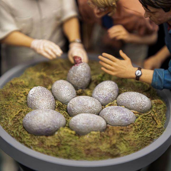 Actual product image Iron Studios Jurassic Park Scale Statue 1/10 Dino Hatching 23 cm