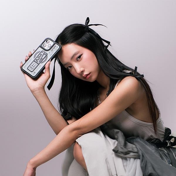 Actual product image Skinarma case Kira Kobai iPhone 16 Pro Max 6.9" Magnetic Charging Grip Stand chrome (Apple iPhone 16 Pro Max)