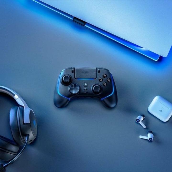 Actual product image Razer Wolverine V2 Pro (PS5, PC)