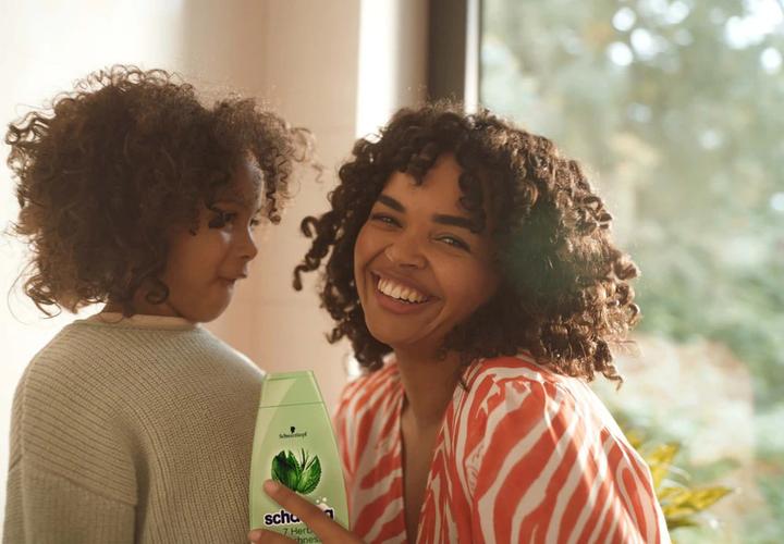 Actual product image Schwarzkopf Schauma - 7 Herbs Shampoo Herbal Hair Shampoo 400ml (Liquid shampoo, 400 ml)