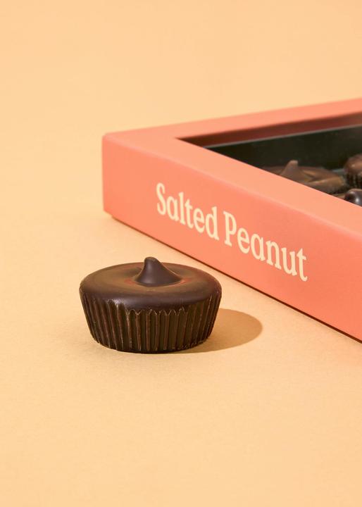 Produktbild KoRo Bio dunkle Rundpralinen mit Erdnussmus-Füllung (160 g)