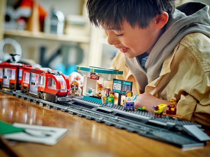Actual product image LEGO Tram with stop (60423, LEGO City)
