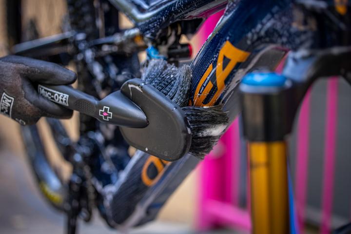 Immagine prodotto Muc-Off Kit Bicicletta Ultimate (1800 ml, Lubrificante universale, Spugna, Pulitore per biciclette, Detergente per catena, Set di cura)