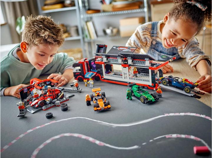 Actual product image LEGO F1 Rennfahrer mit McLaren Rennauto (60442, LEGO City)